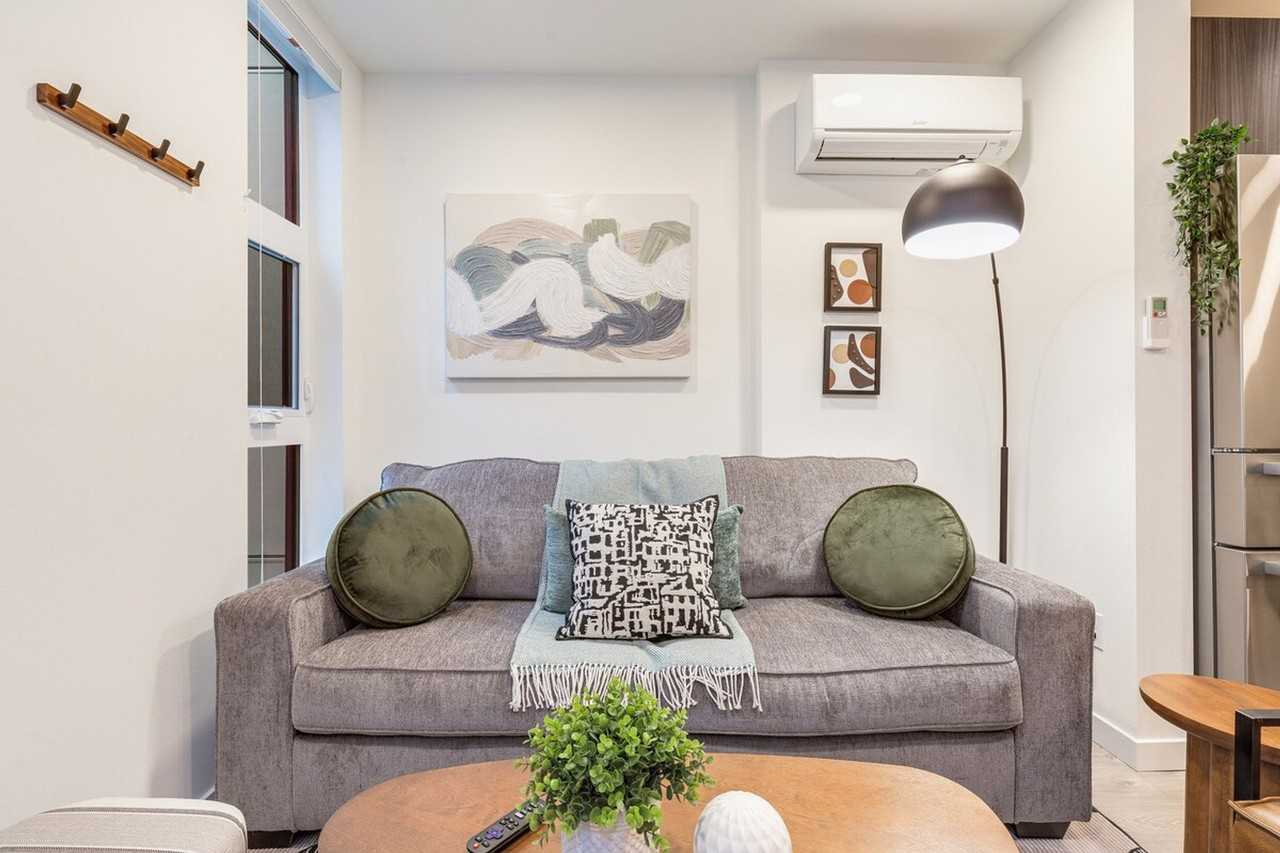 1433 E Howell St #1035920P - Photo 3 of 40