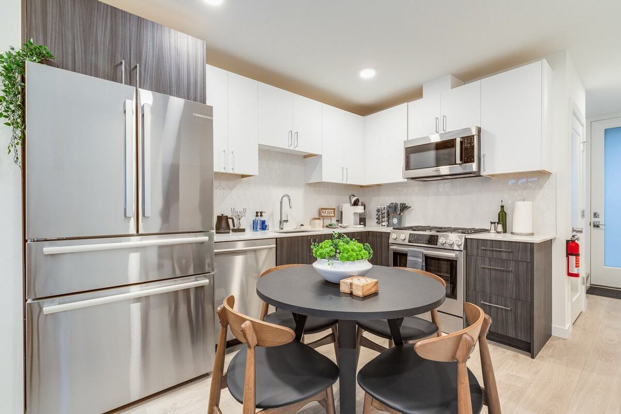 1433 E Howell St #1035920P - Photo 7 of 40