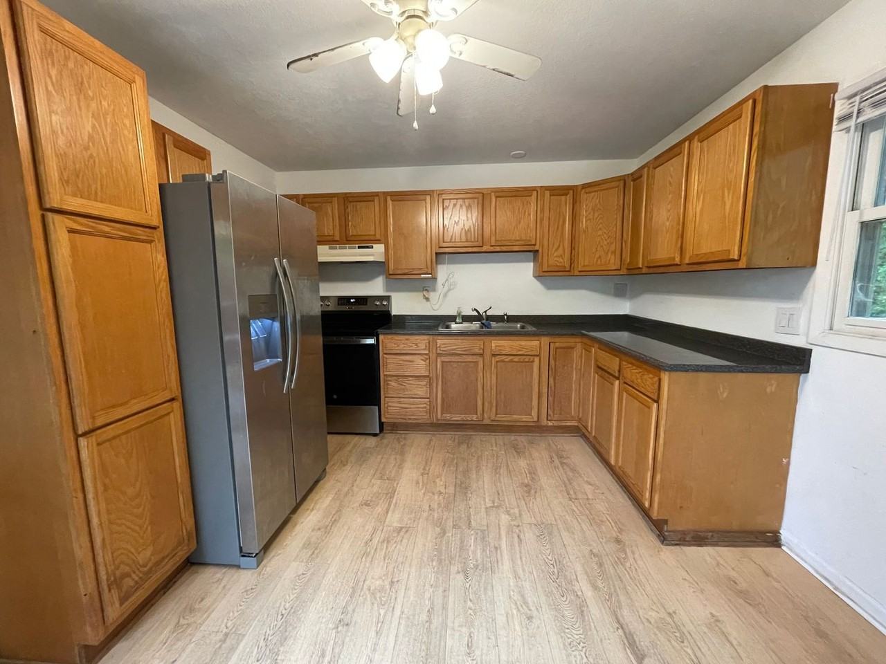 4211 Beechmount Ave - Photo 3 of 11