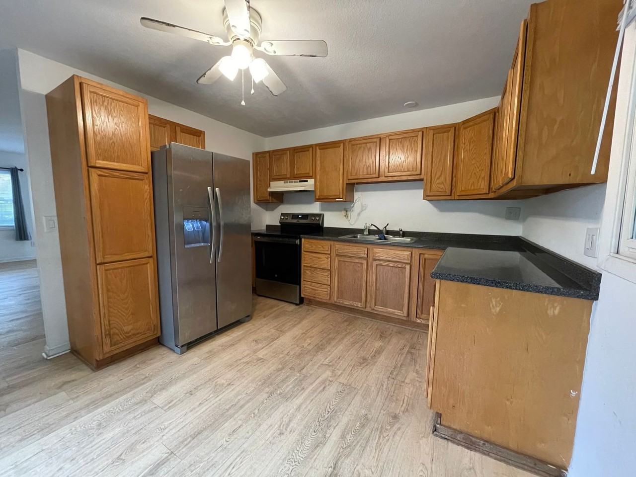 4211 Beechmount Ave - Photo 4 of 11