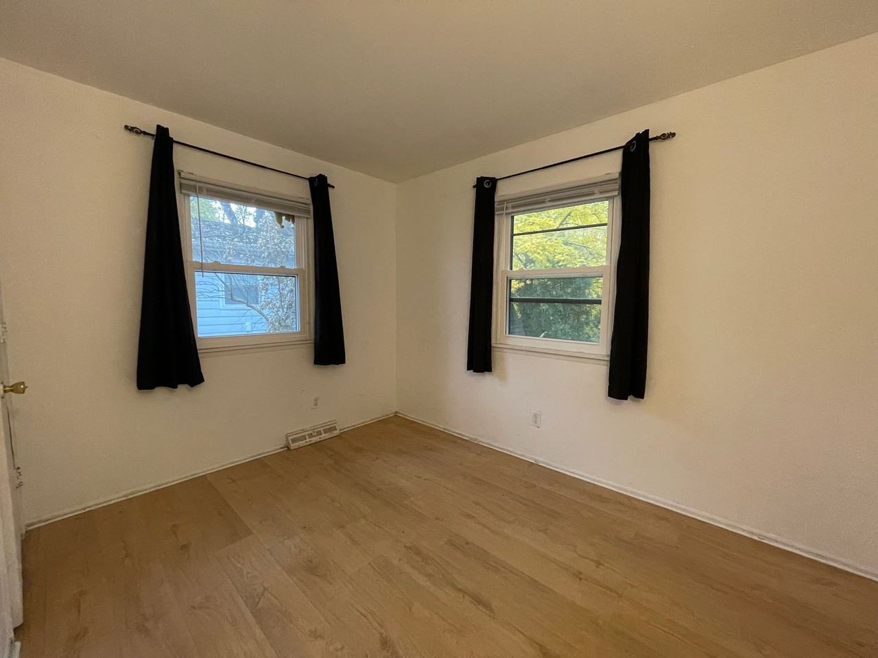 4211 Beechmount Ave - Photo 5 of 11