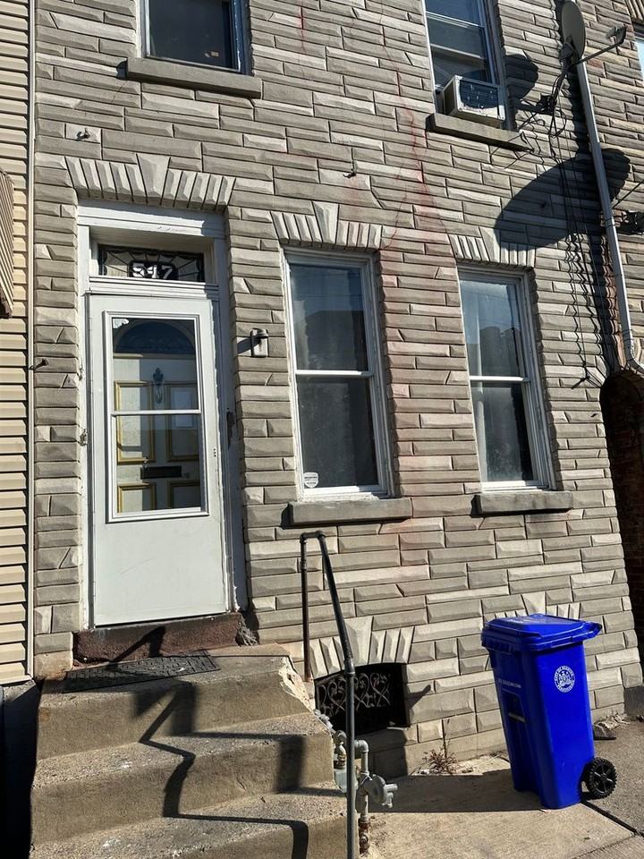 547 Moss St - Photo 2 of 10