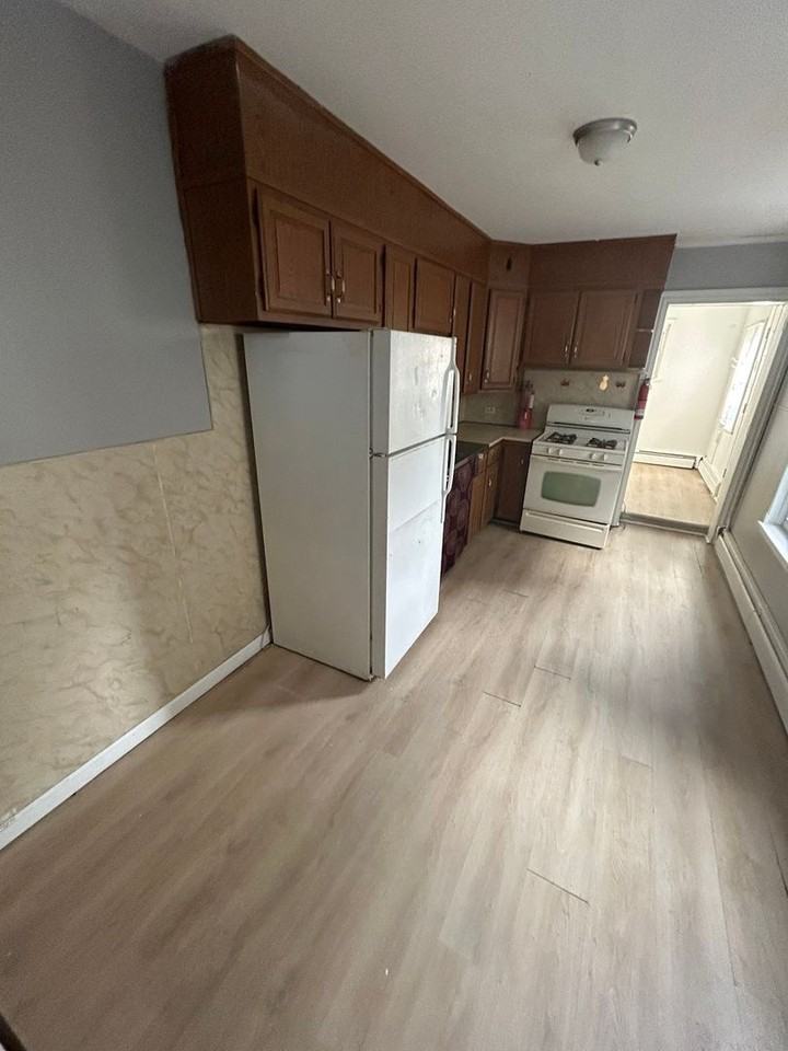 547 Moss St - Photo 3 of 10