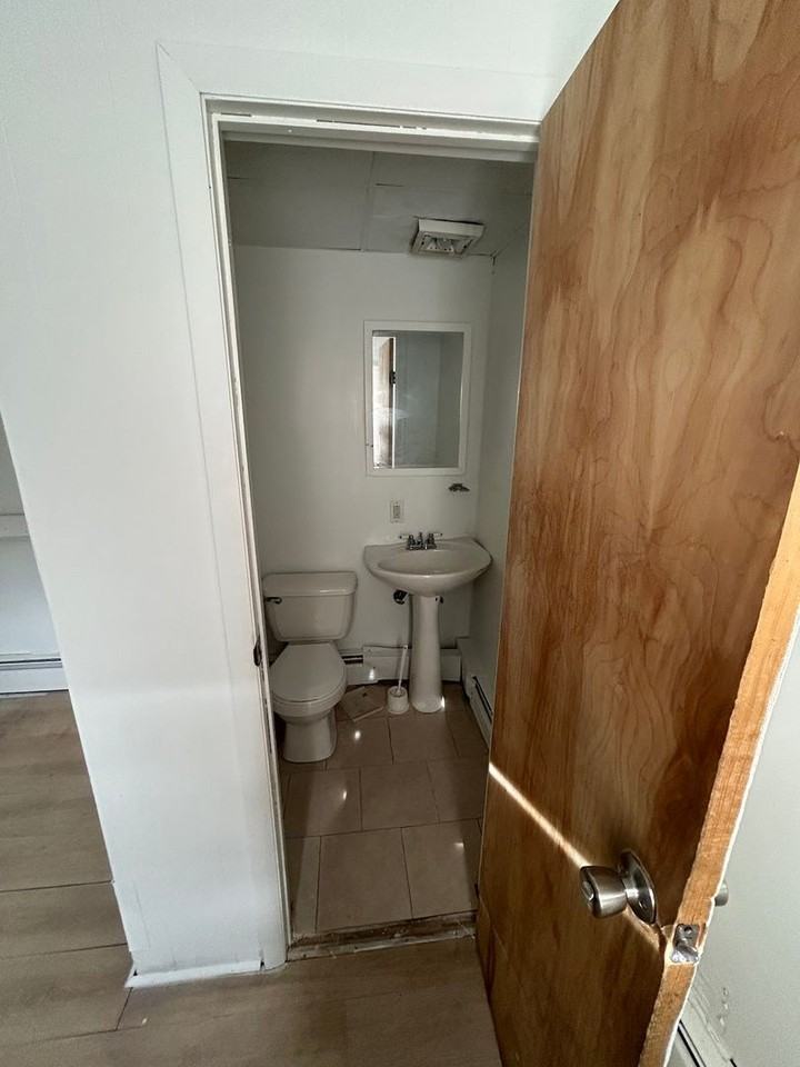 547 Moss St - Photo 5 of 10