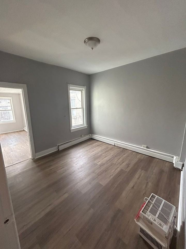 547 Moss St - Photo 6 of 10