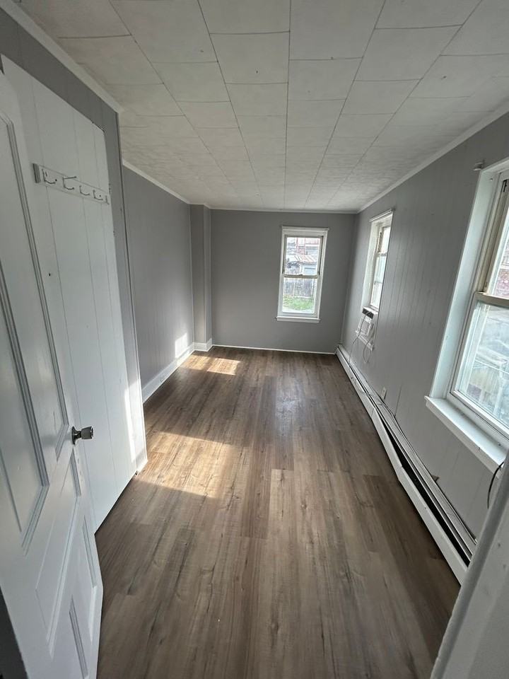 547 Moss St - Photo 7 of 10