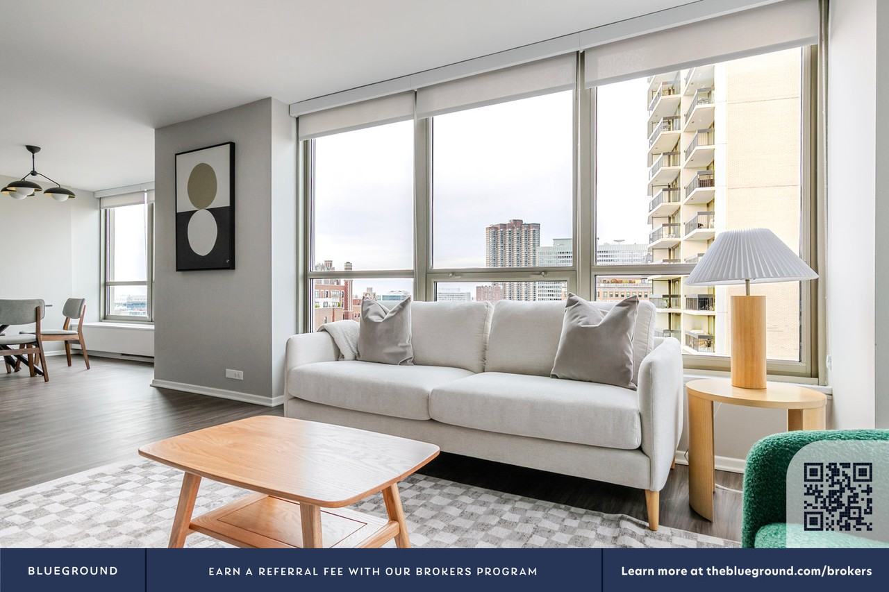 3450 North Lake Shore Drive - Photo 4 of 37