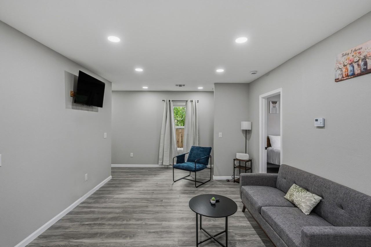 2306 E Houston St #1335131P - Photo 2 of 31