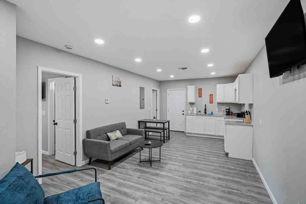 2306 E Houston St #1335131P - Photo 4 of 31