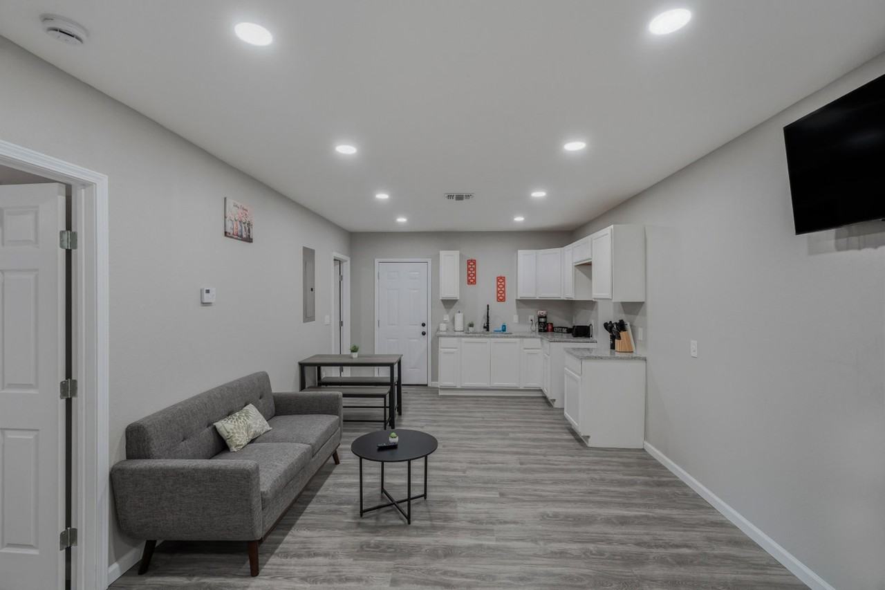 2306 E Houston St #1335131P - Photo 5 of 31