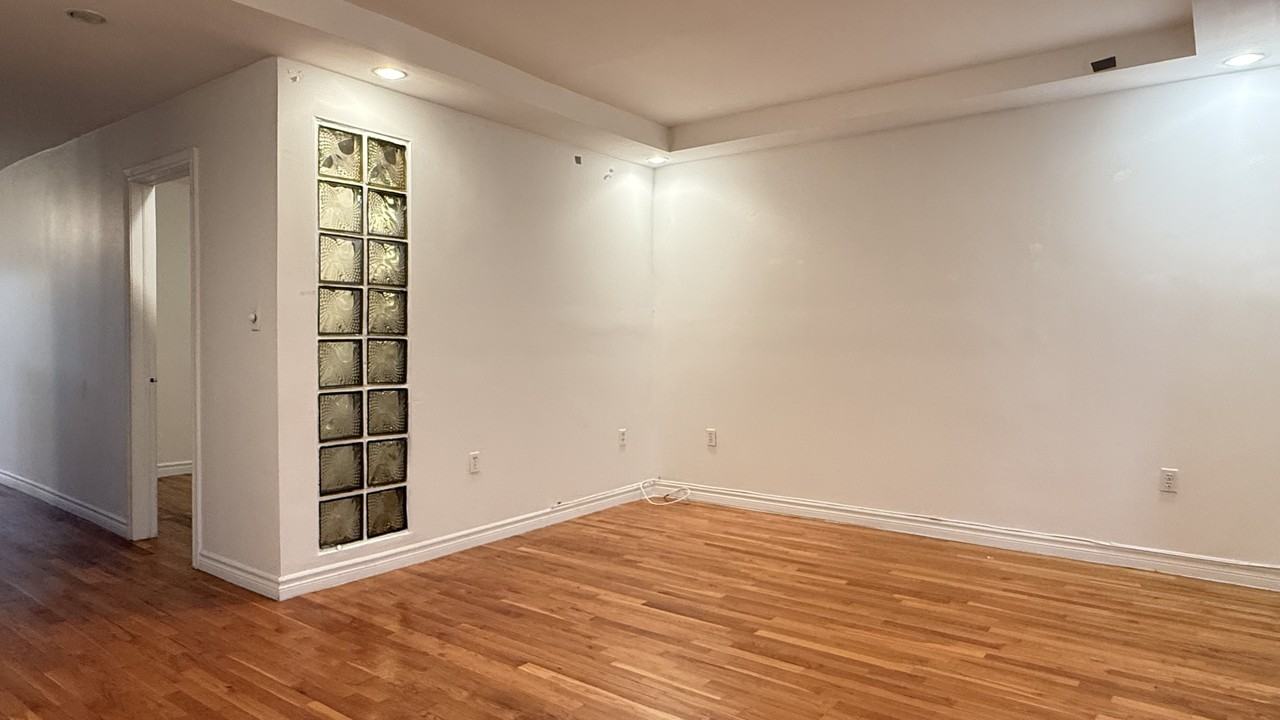 427 1ère Avenue - Photo 2 of 10