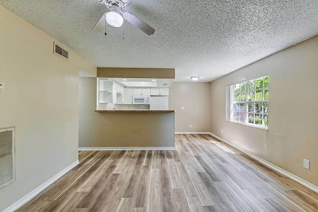 Green Oaks Apartments - Photo 2 of 18