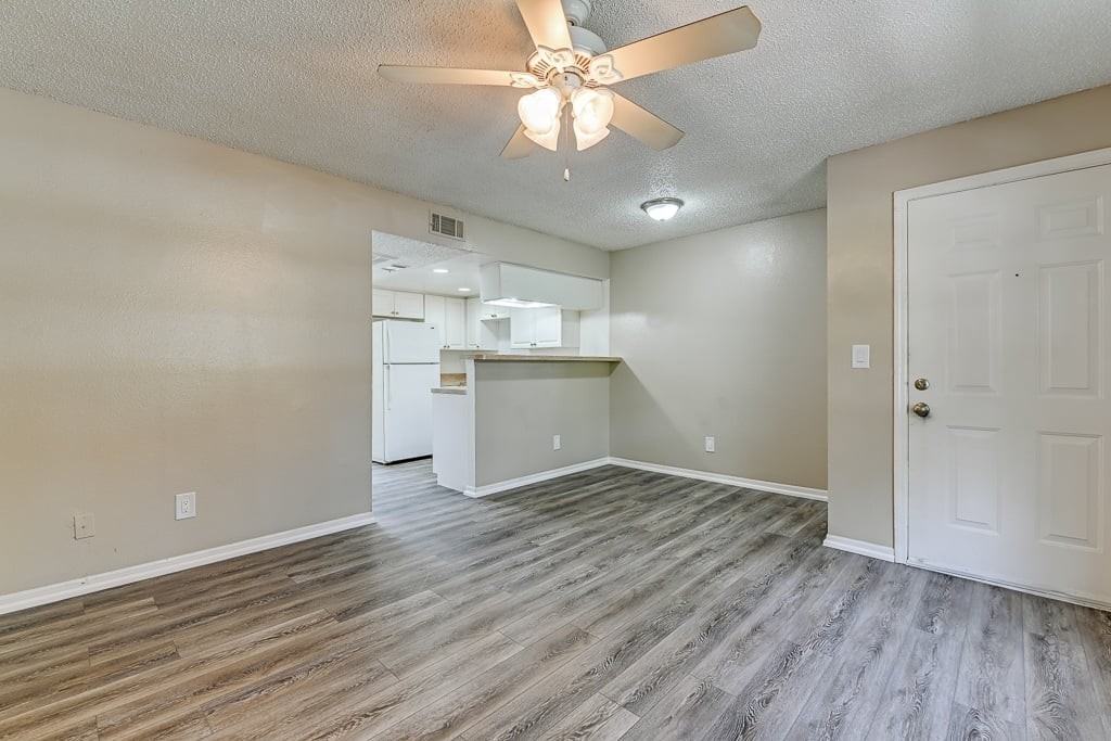 Green Oaks Apartments - Photo 4 of 18
