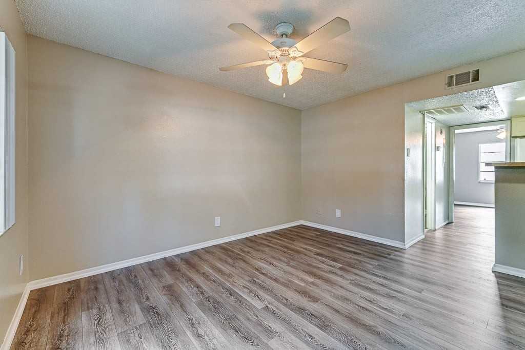 Green Oaks Apartments - Photo 5 of 18