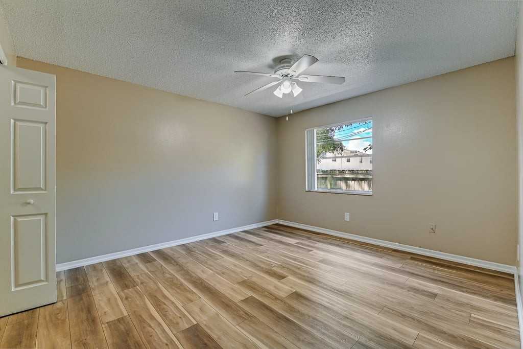 Green Oaks Apartments - Photo 6 of 18