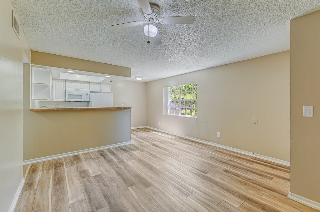 Green Oaks Apartments - Photo 7 of 18