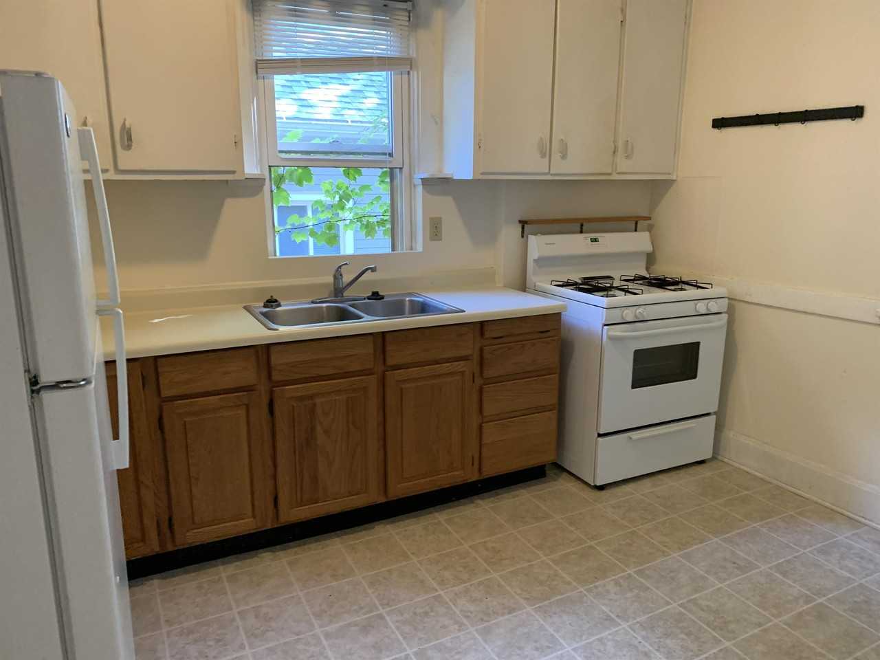 1037 Jenifer St - Photo 4 of 11