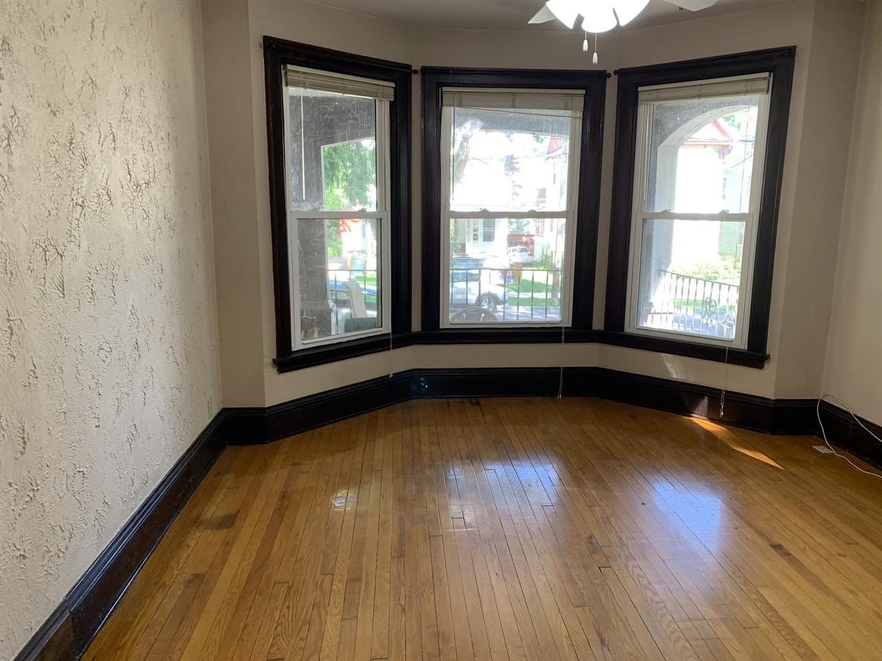 1037 Jenifer St - Photo 6 of 11