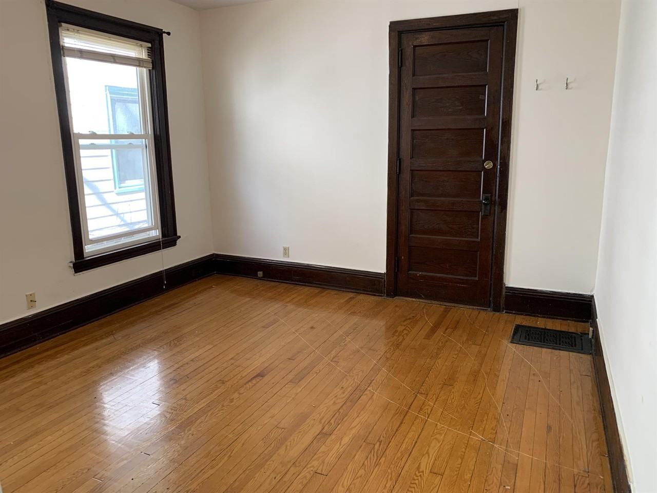 1037 Jenifer St - Photo 7 of 11