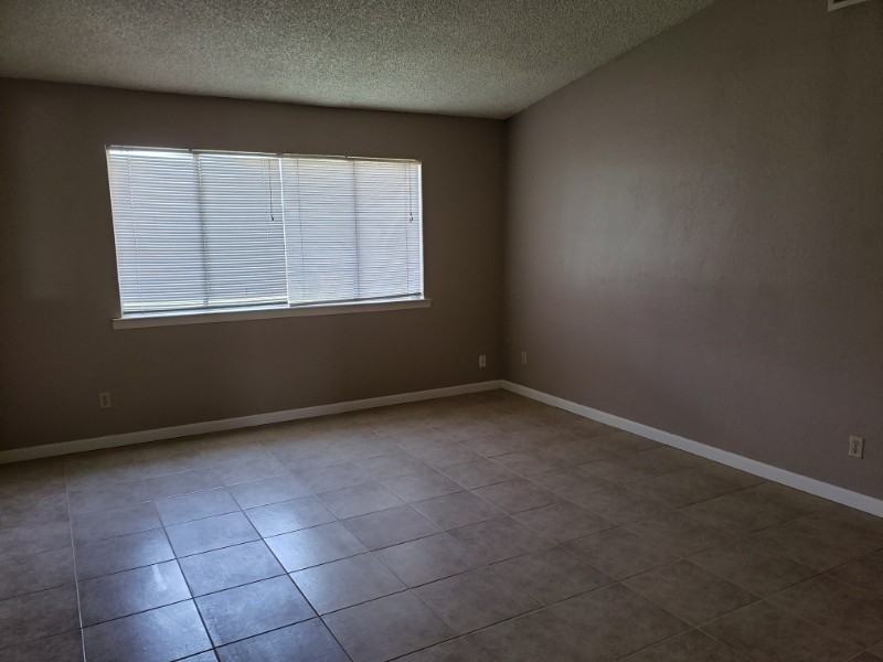 1477 Hampton Way - Photo 5 of 16