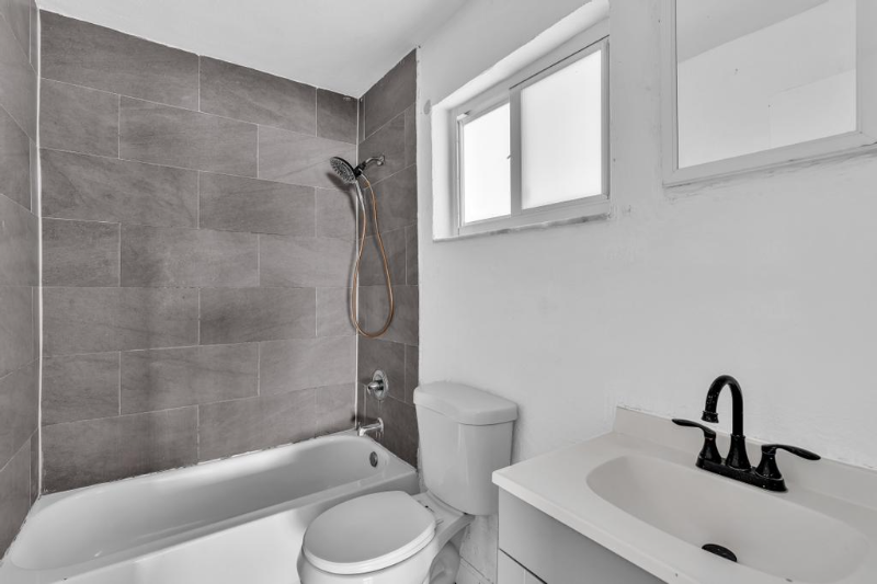 2160 Nwstreet #1 - Photo 5 of 10