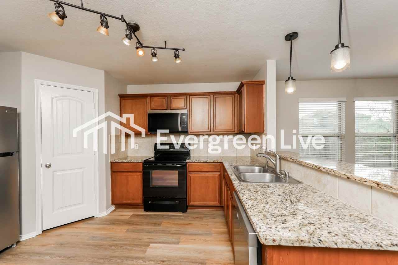 1501 Meadow Creek Dr - Photo 6 of 15