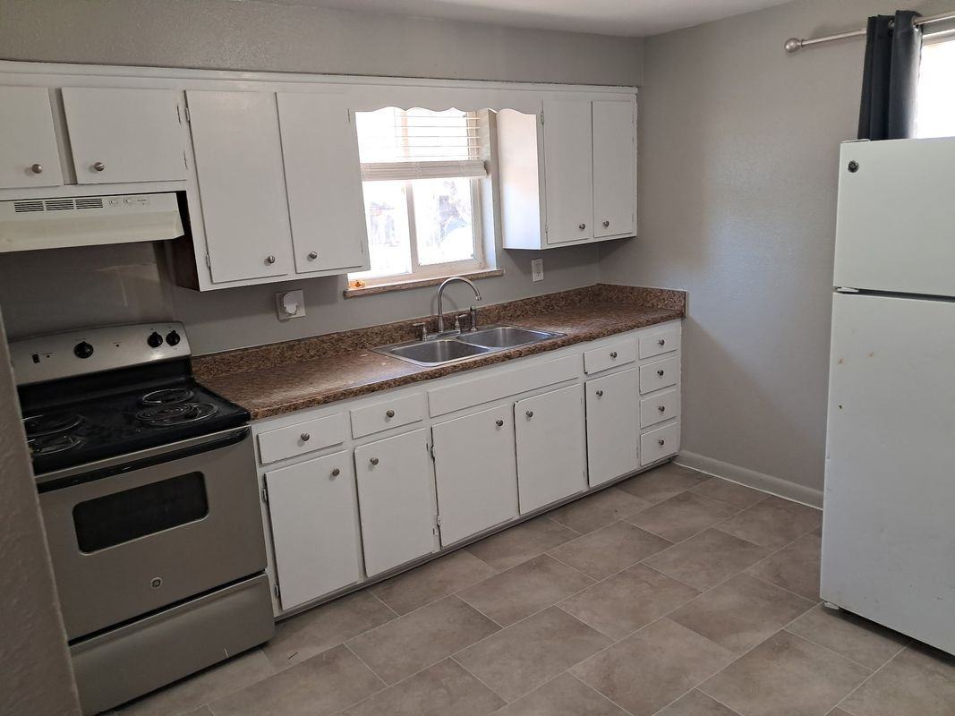 1011 Emporia St - Photo 2 of 17