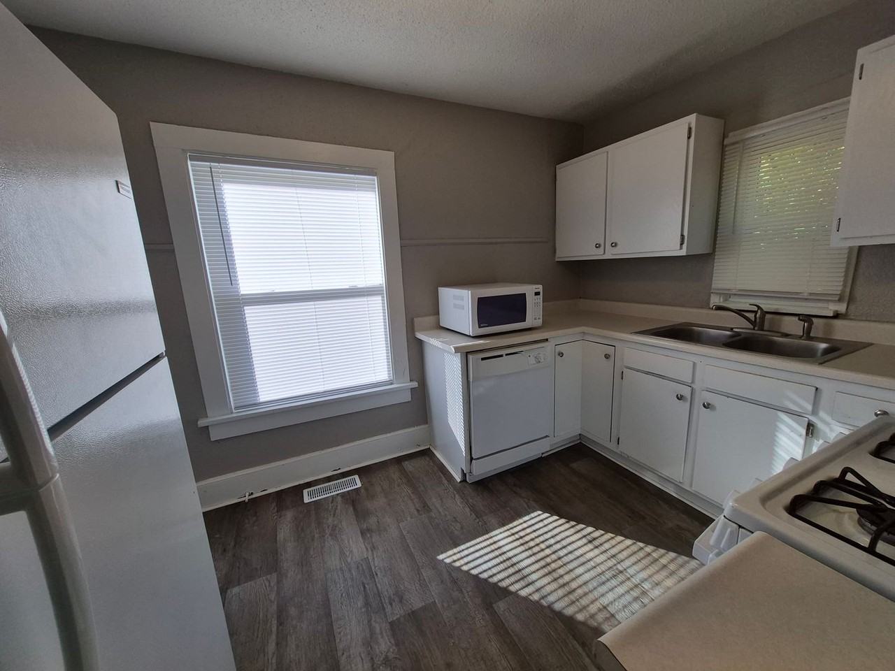 2722 Sheridan Ave - Photo 3 of 25