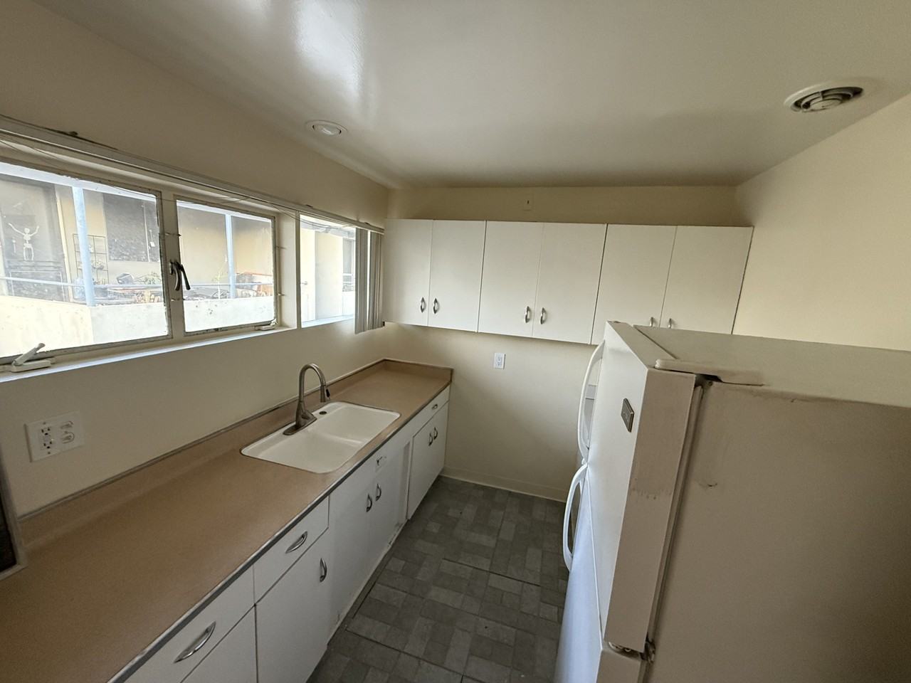 555 South Los Robles Avenue #0 - Photo 3 of 7