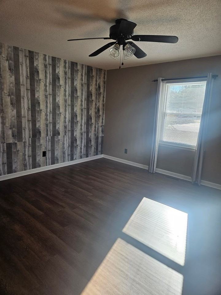 100 J R Pl - Photo 2 of 16