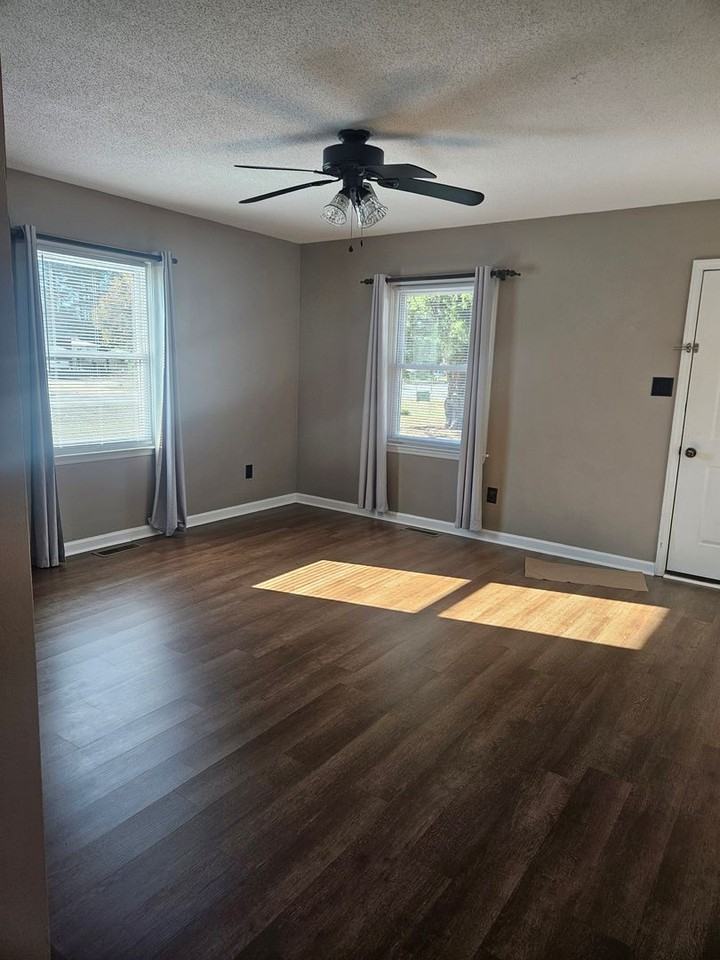100 J R Pl - Photo 3 of 16