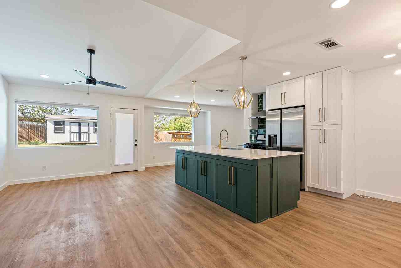 5200 King Charles Dr - Photo 5 of 21