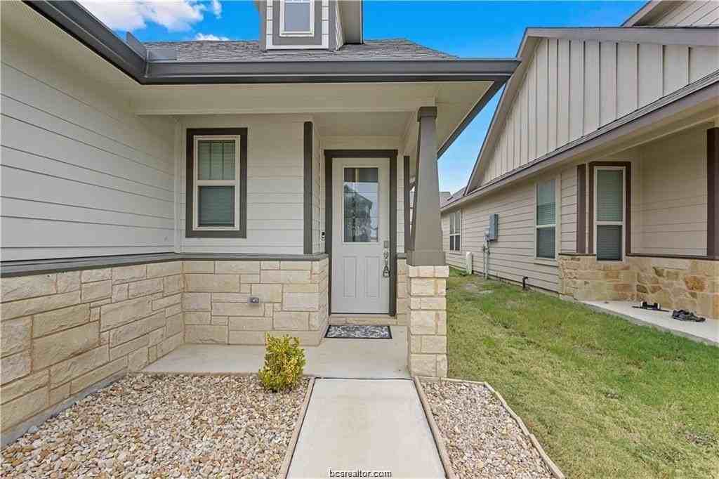 827 Mineral Wells Ln - Photo 4 of 23