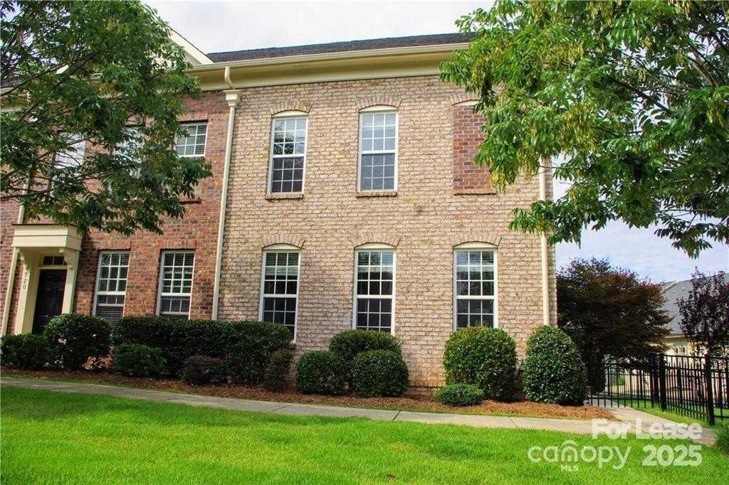 916 Gardners Way - Photo 2 of 35