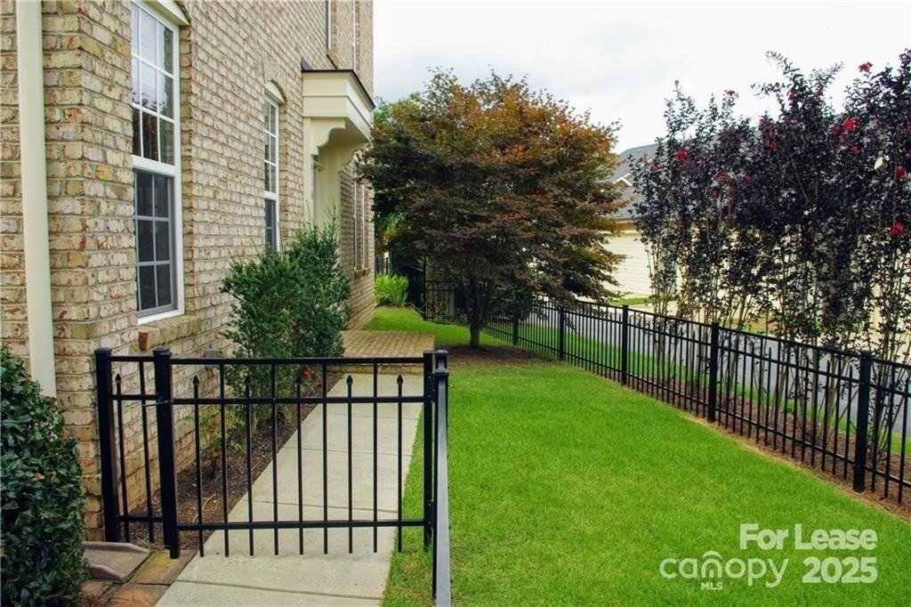 916 Gardners Way - Photo 4 of 35