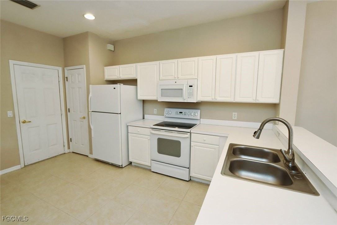 1172 Oxford Ln #27 - Photo 4 of 25