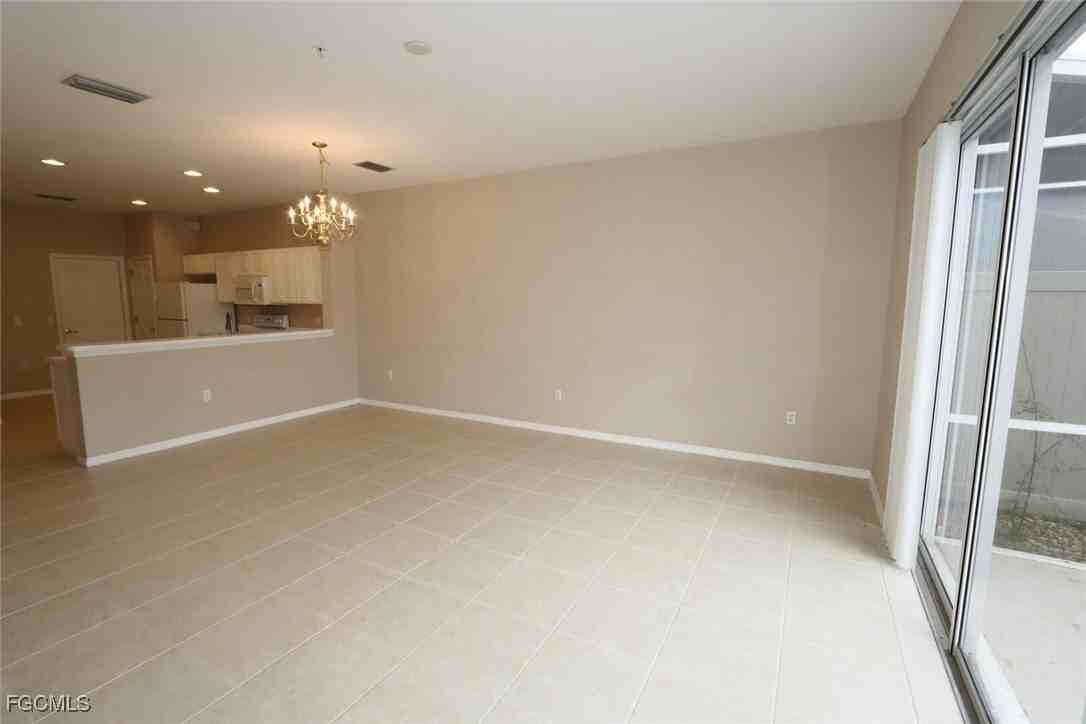 1172 Oxford Ln #27 - Photo 6 of 25