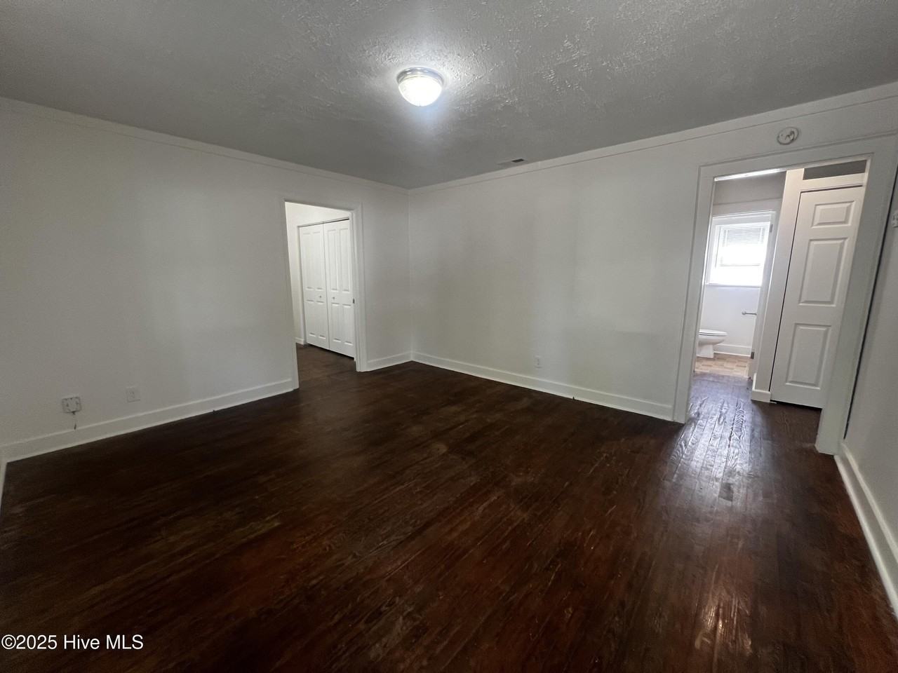 202 Meares St - Photo 3 of 15