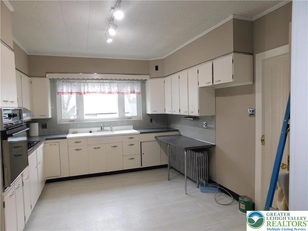 220 Locust St - Photo 3 of 7