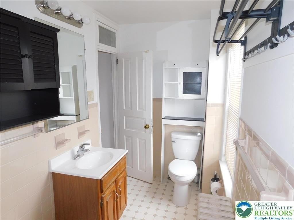 220 Locust St - Photo 4 of 7