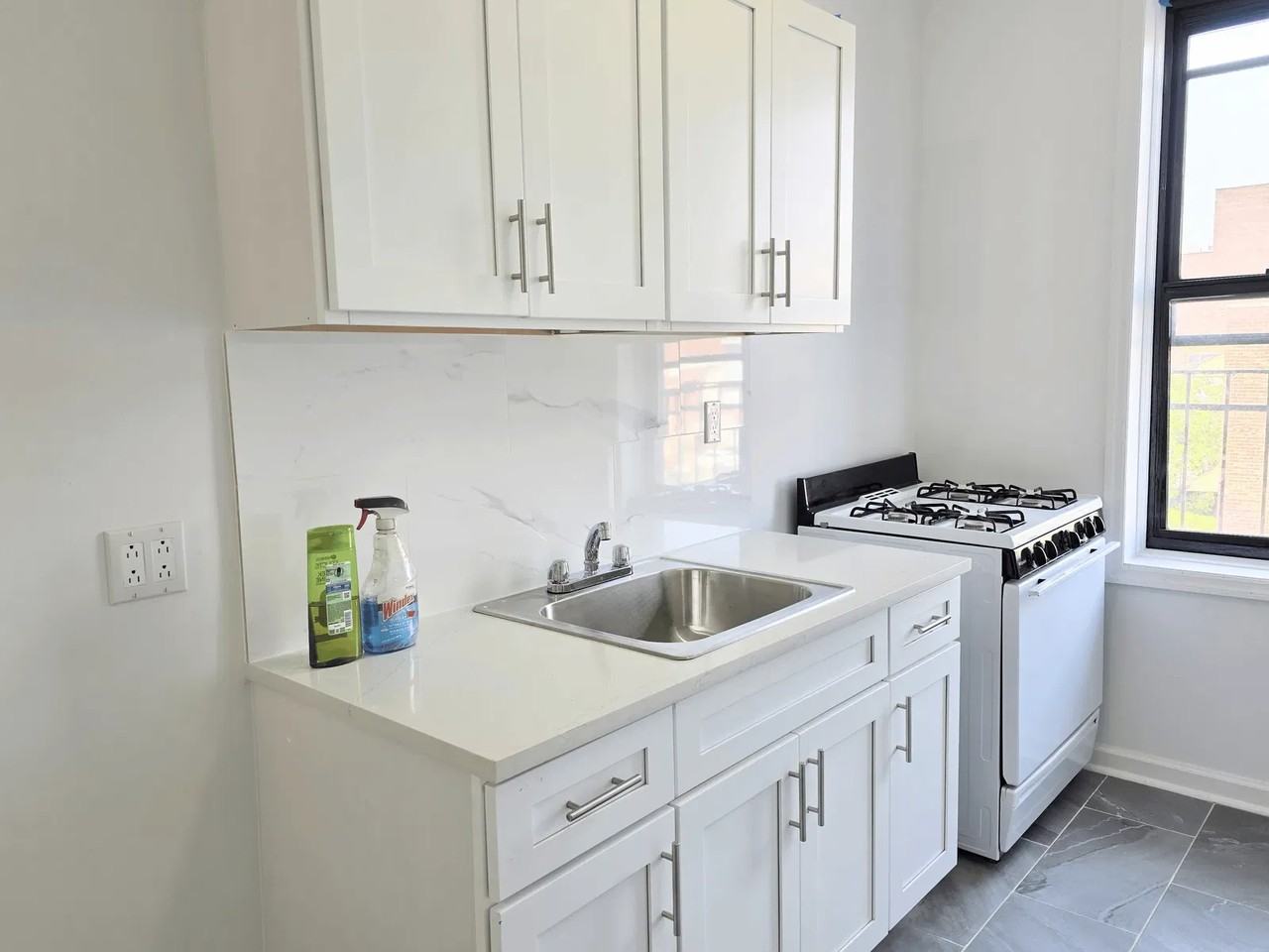 W 6th St #C6 - Photo 4 of 8