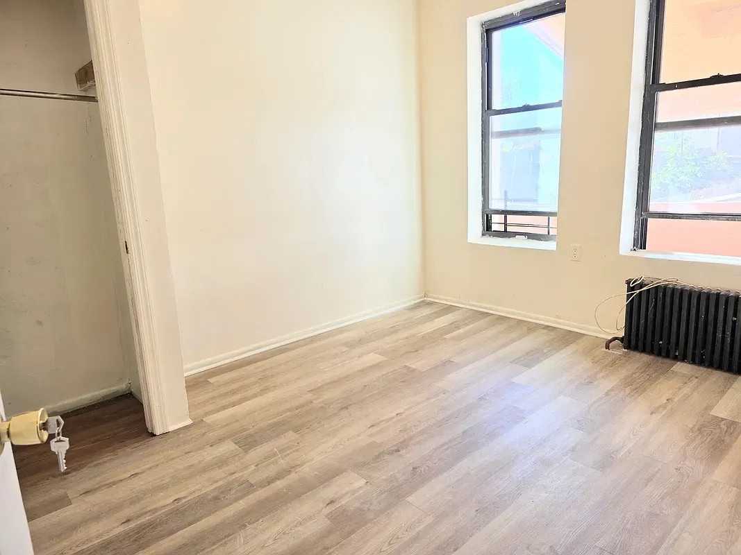 W 17th St #1 - Photo 6 of 8