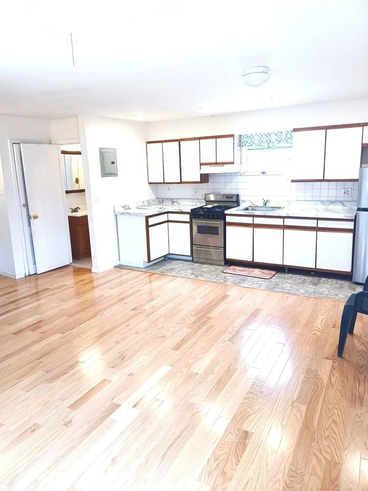 Jackson Ave #2R - Photo 2 of 8