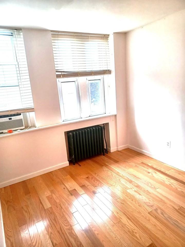 Jackson Ave #2R - Photo 3 of 8