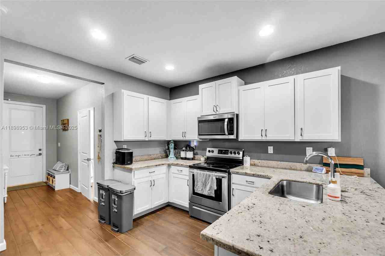 1429 Se 23rd Ter - Photo 3 of 8