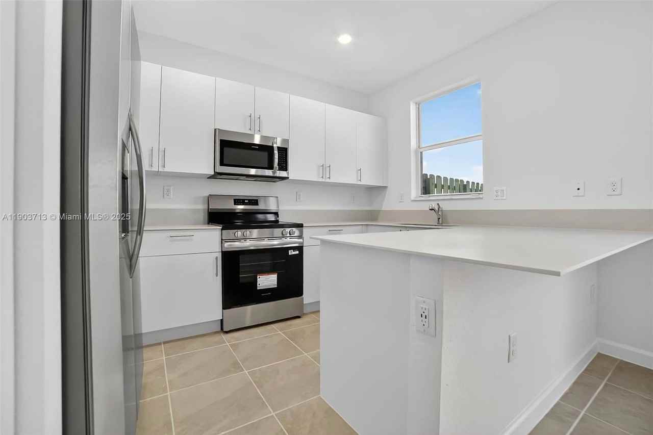 2748 Se 26th Ave #2748 - Photo 4 of 8