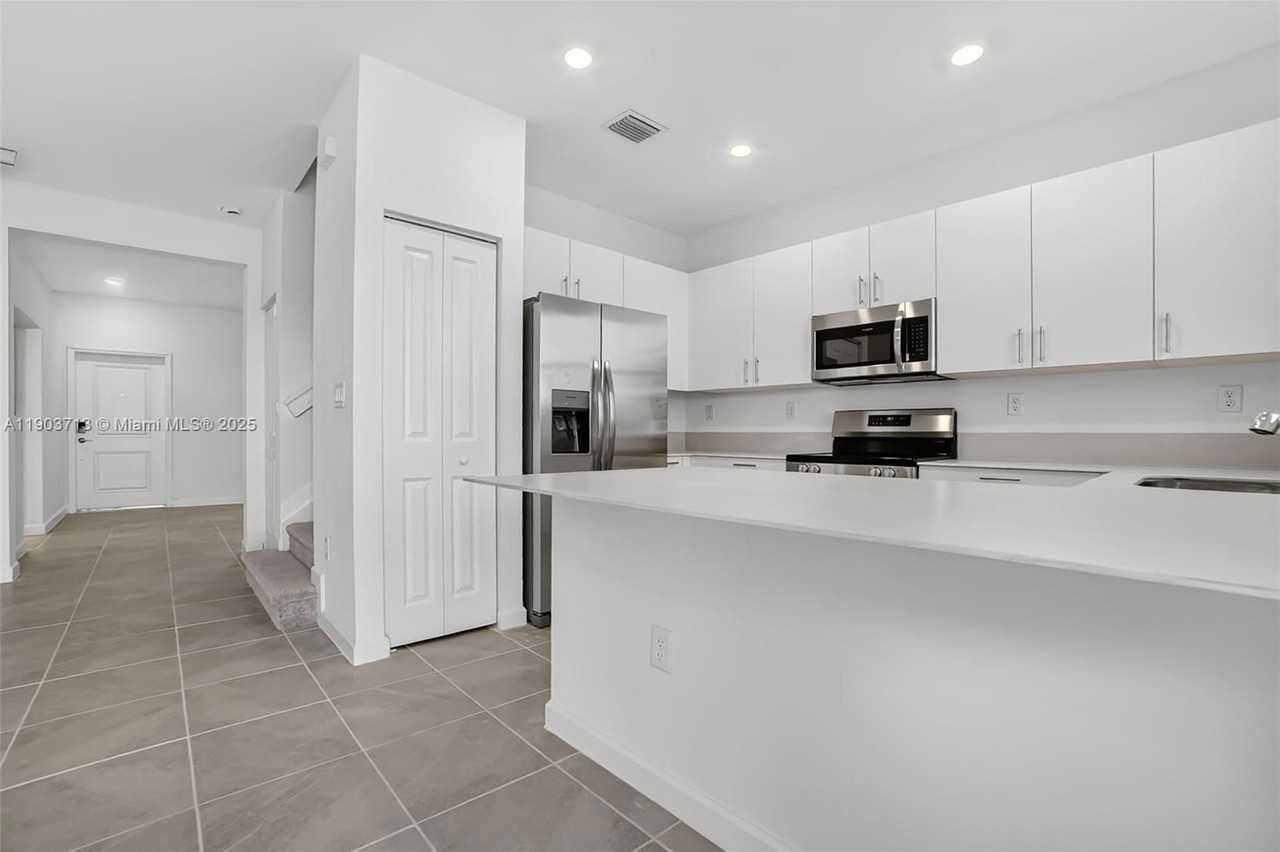 2748 Se 26th Ave #2748 - Photo 5 of 8