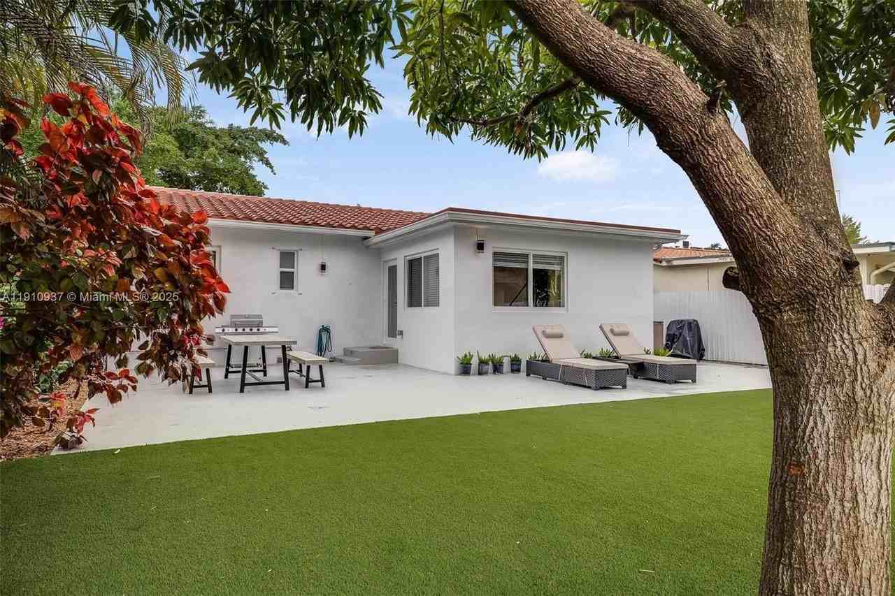 2969 Sw 20th St - Photo 2 of 28