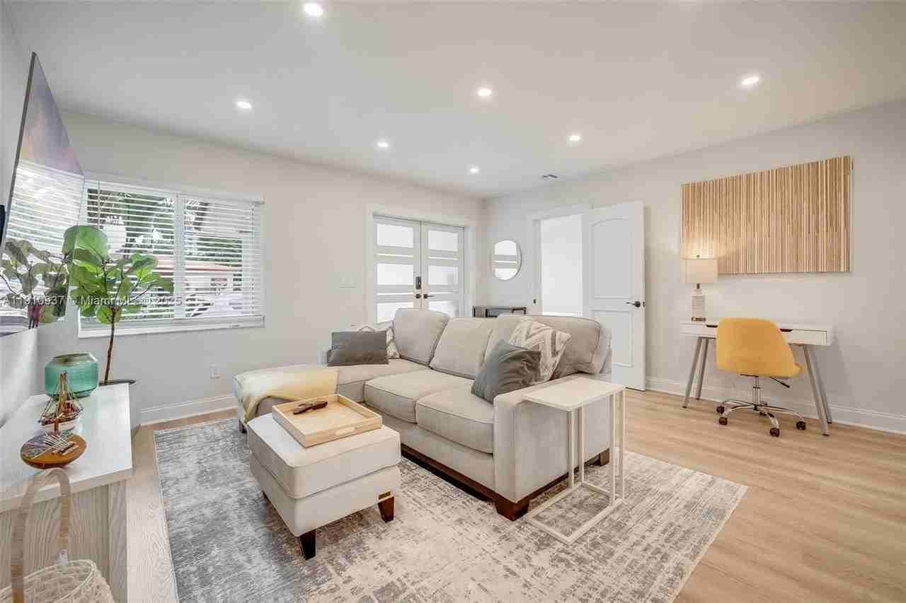 2969 Sw 20th St - Photo 3 of 28