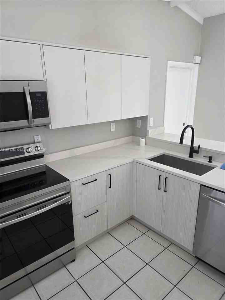 16813 Sw 107th Pl #0 - Photo 4 of 21